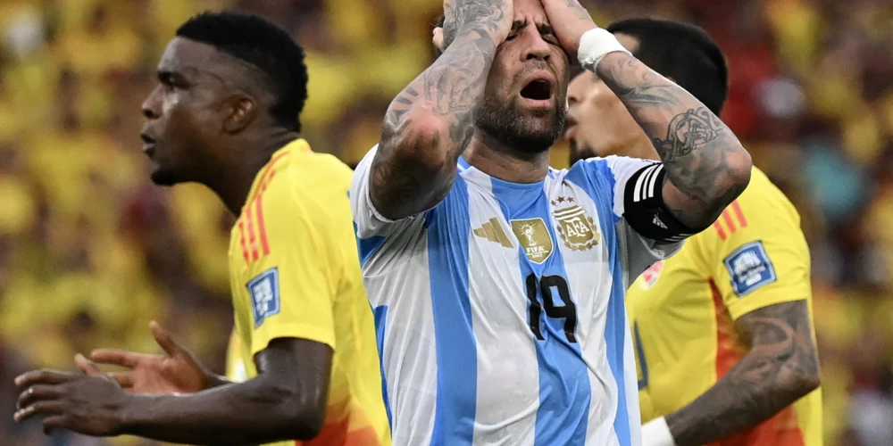 Argentīnas futbola izlases aizsargs Nikolass Otamendi pārdzīvo par neveiksmi.