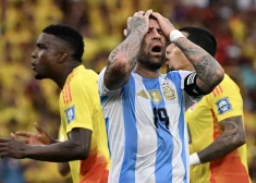 Argentīnas futbola izlases aizsargs Nikolass Otamendi pārdzīvo par neveiksmi.