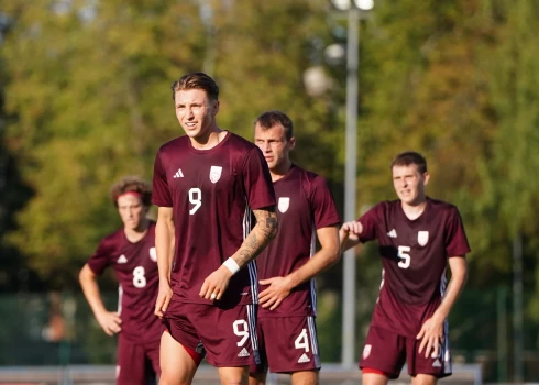 Latvijas U-21 futbola izlase uz Īrijas futbola mārketinga nodaļas absolūto neprofesionalitāti reaģēja lieliskā veidā - tiekot pie punktiem futbola laukumā. (bildē Dario Šits spēlē pret Norvēģiju).