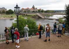 Ļaudis noraugās uz sabrukušo Karolas tiltu Drēzdenē