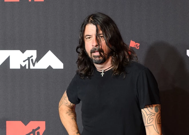 "Foo Fighters" līderis šokē fanus ar paziņojumu par ārlaulības bērnu. Arī agrāk viņam bijušas problēmas ar uzticību