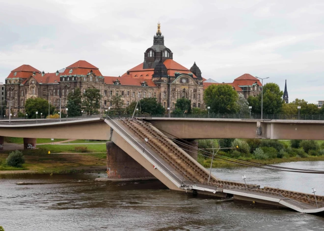 Sabrukušais Karolas tilts Drēzdenē