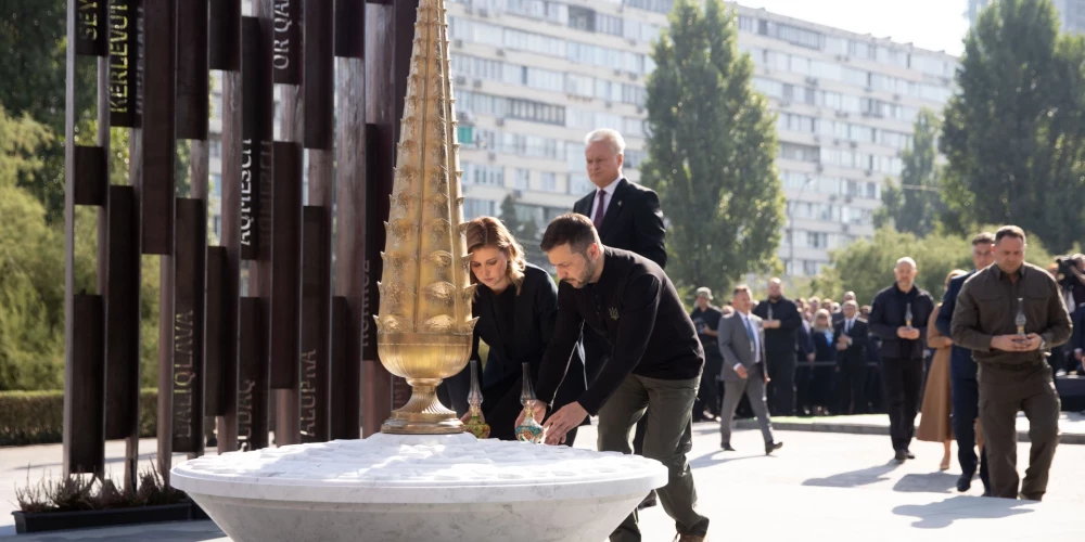 Ukrainas galvaspilsētā Kijivā, piedaloties Ukrainas prezidentam Volodimiram Zelenskim, atklāts Krimas tatāru genocīda upuru piemiņas memoriāls.