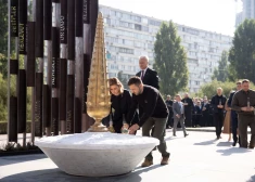 Ukrainas galvaspilsētā Kijivā, piedaloties Ukrainas prezidentam Volodimiram Zelenskim, atklāts Krimas tatāru genocīda upuru piemiņas memoriāls.