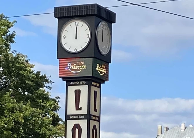 "Laimas" pulkstenis Rīgas centrā rāda nepareizu laiku: dome skaidro, kāpēc