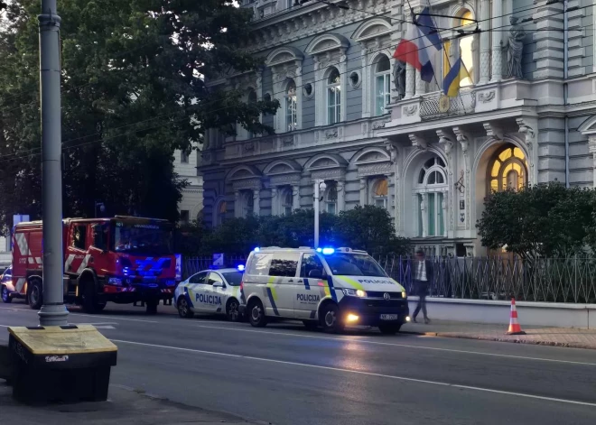 FOTO: pie Francijas vēstniecības rosās dienesti, policija notikušo komentē īsi