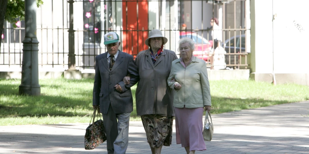 Pensionāri pastagājas Vērmanes dārzā.