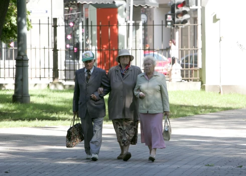 Pensionāri pastagājas Vērmanes dārzā.