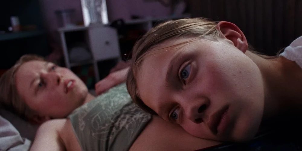 altijas “Uz kaujas rudzu laukā” kino statusu sasniegusī Saules Bļuvaites debija “Izlecējas” (Toxic).