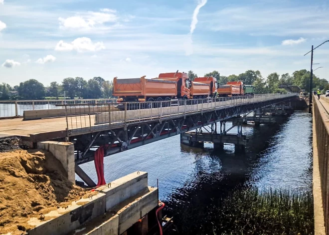 LVC brīdina par drošības riskiem: smagsvara transportam jāievēro noteikumi uz pagaidu tilta pār Salacu