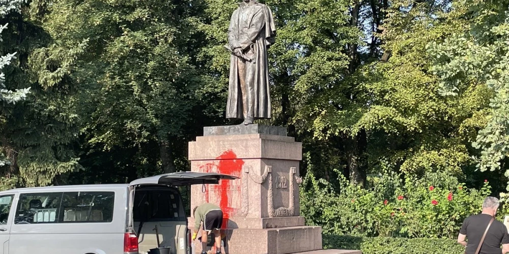 Apķēpāts Esplanādē esošais cariskās Krievijas karavadoņa Mihaela Andreasa Barklaja de Tolli piemineklis.