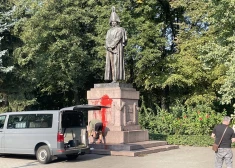 Apķēpāts Esplanādē esošais cariskās Krievijas karavadoņa Mihaela Andreasa Barklaja de Tolli piemineklis.