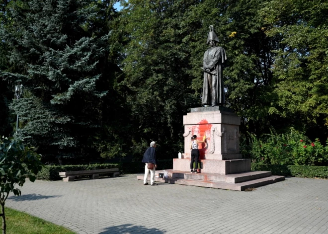 Rīgā apķēpāts Esplanādē esošais cariskās Krievijas karavadoņa Mihaela Andreasa Barklaja de Tolli piemineklis.