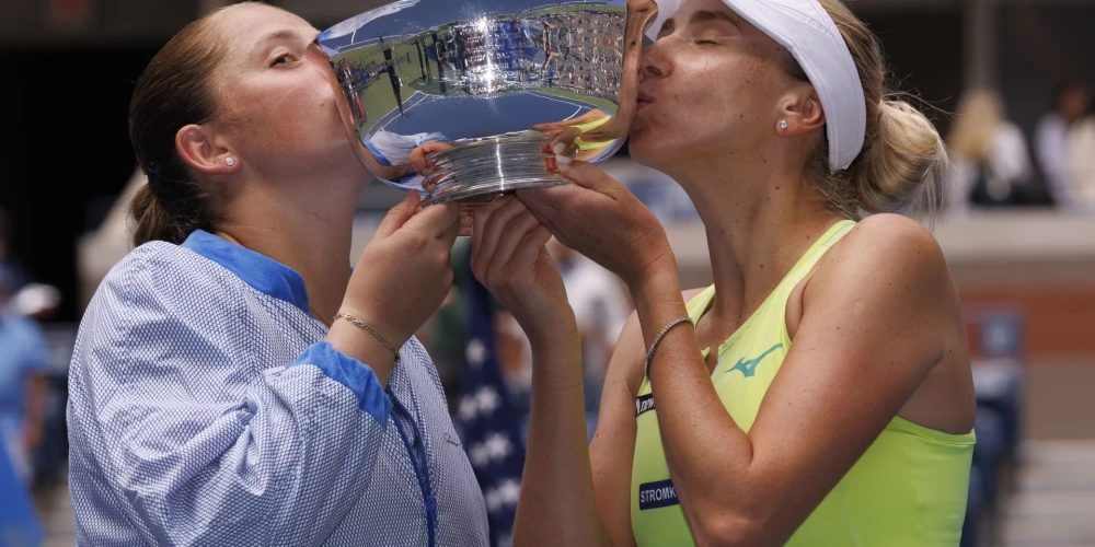 atvijas tenisiste Aļona Ostapenko un ukrainiete Ludmila Kičenoka ar "US Open" trofeju.