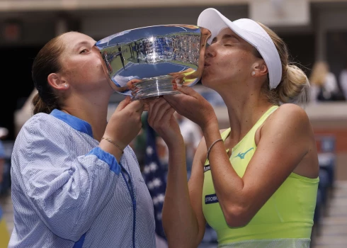 atvijas tenisiste Aļona Ostapenko un ukrainiete Ludmila Kičenoka ar "US Open" trofeju.