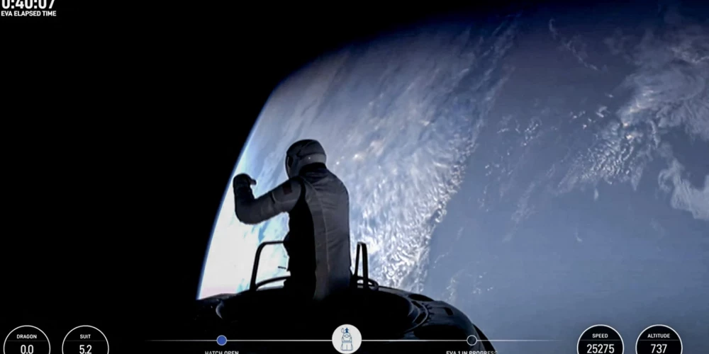 Astronauti izmēģināja jaunus kosmosa skafandrus, kas paredzēti potenciālajām misijām uz Mēnesi un Marsu.