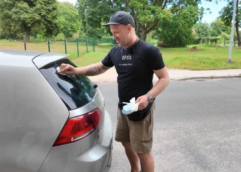 Pirms saukt sievu Lindu lejā, lai uzdāvinātu jauno spēkratu, Uģis secina, ka putni paspējuši piesmiet mašīnu, tāpēc ņem talkā mitrās salvetes, lai ko darītu lietas labā.