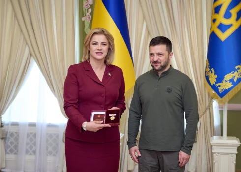 Latvijas Ministru prezidente Evika Siliņa (JV) saņēmusi Ukrainas valsts apbalvojumu - Kņazienes Olgas I šķiras ordeni, kuru premjerei pasniedza Ukrainas prezidents Volodimirs Zelenskis.