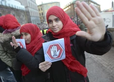 Imigrantu meitenes Stokholmā ar aicinājumu neaiztikt mošejas