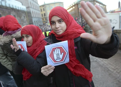 Imigrantu meitenes Stokholmā ar aicinājumu neaiztikt mošejas