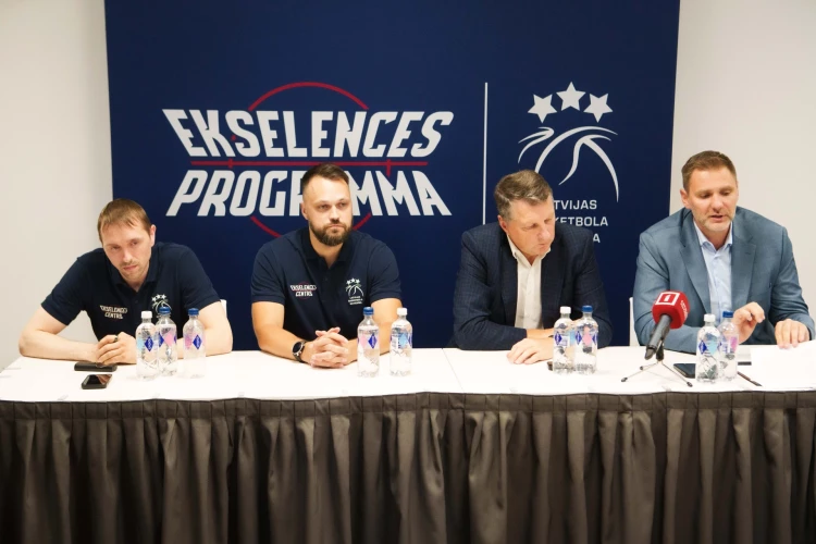 "Ekselences programmu" prezentēja Latvijas Basketbola savienības vadība - (no labās) ģenerālsekretārs Kaspars Cipruss, preizdents Raimonds Vējonis, kā arī programmas treneri Edijs Šlesers un Ivars Ikstens.