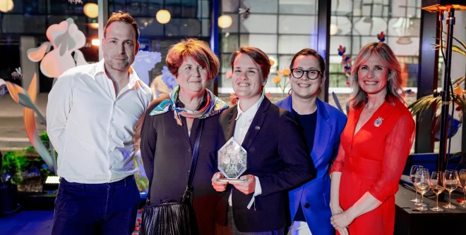 Dažādības balvas pasākums. No kreisās puses uz labo: Dan Bjørke (executive director Oslo Pride), Wenche  Fredriksen (Diversity and Inclusion Lead in DNB), Alise Draviņa (Diversity and  Inclusion Lead in DNB Latvia branch) , Svetlana Kočerova (Head of DNB Latvia  branch), Anne Lindboe (Mayor of Oslo).