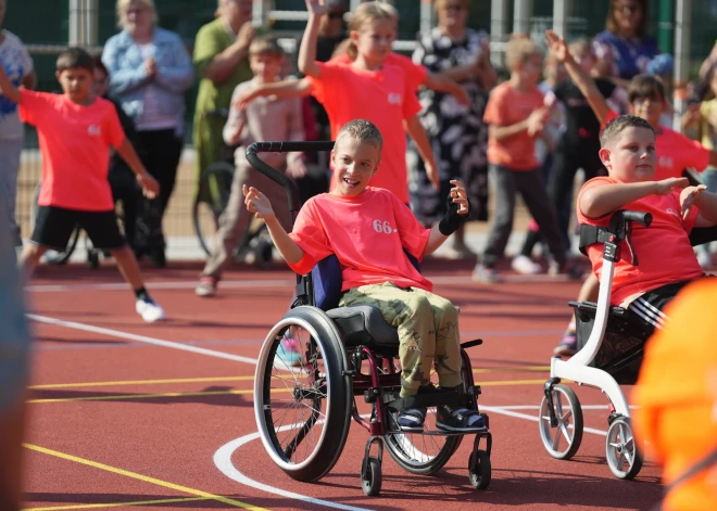 Rīgas 66.vidusskolā atklāts bērniem ar īpašām vajadzībām pielāgots sporta laukums.