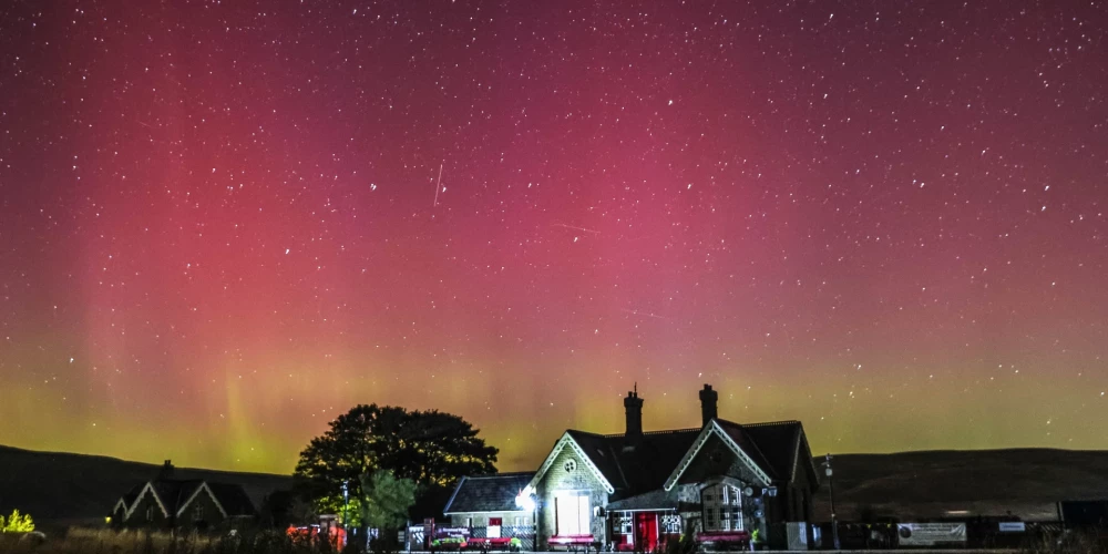Северное сияние, также известное как Aurora Borealis, сияет над железнодорожной станцией Рибблхед, Великобритания, 13 сентября 2024 г.