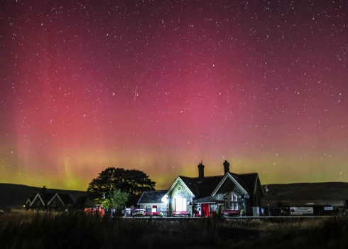 Северное сияние, также известное как Aurora Borealis, сияет над железнодорожной станцией Рибблхед, Великобритания, 13 сентября 2024 г.