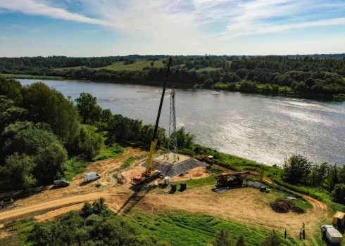 Pie Latvijas-Baltkrievijas robežas uzstādīti četri no sešiem torņiem robežas novērošanai.