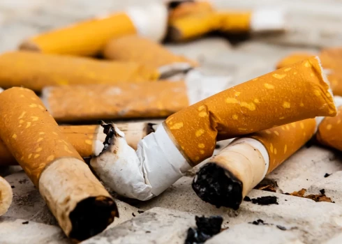 Lai arī cigarešu smēķēšana joprojām ir dominējošais tabakas produktu uzsākšanas un lietošanas veids – proti, ar tām 85% uzsāka regulāru tabakas un nikotīna produktu lietošanu, tomēr ir novērojama pozitīva tendence – cigaretes pamazām aizstāt ar bezdūmu produktiem, kuri izdala mazāku kaitīgu vielu līmeni. (Foto: Shutterstock)