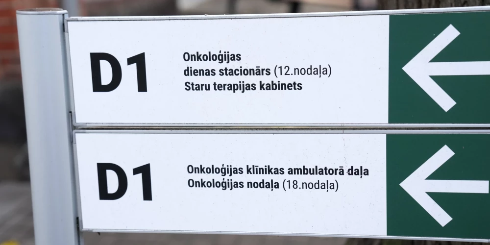 Norādes uz Paula Stradiņa klīniskās universitātes slimnīcas Onkoloģijas korpusu slimnīcas teritorijā.