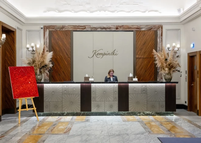 FOTO: Grand Hotel Kempinski Riga atklāta Dāvida Jāņa Baumaņa mākslas izstāde “Brīvība”