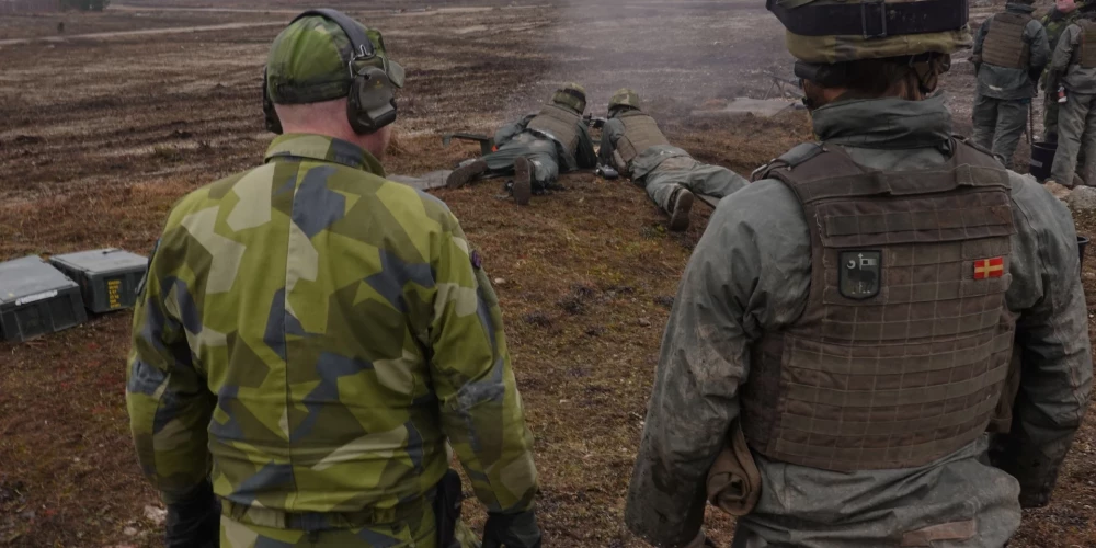 Zviedrijas militārie instruktori vēro, kā karavīri šauj mācībās Baltijas salā Gotlandē, Zviedrijā, 2024. gada 21. martā.