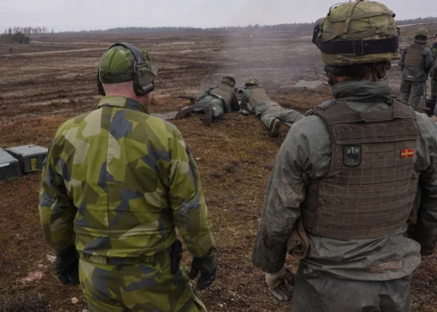 Zviedrijas militārie instruktori vēro, kā karavīri šauj mācībās Baltijas salā Gotlandē, Zviedrijā, 2024. gada 21. martā.