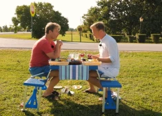 Šosejas malā ātri tiek uzklāts galdiņš, un degustācija var sākties.