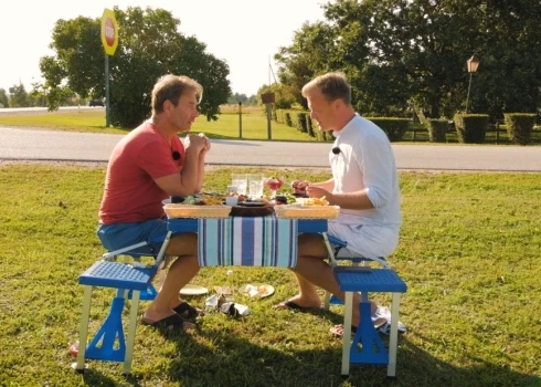 Šosejas malā ātri tiek uzklāts galdiņš, un degustācija var sākties.