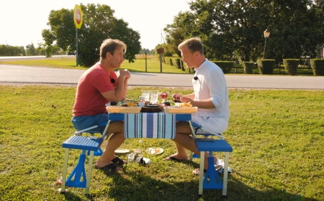 Šosejas malā ātri tiek uzklāts galdiņš, un degustācija var sākties.