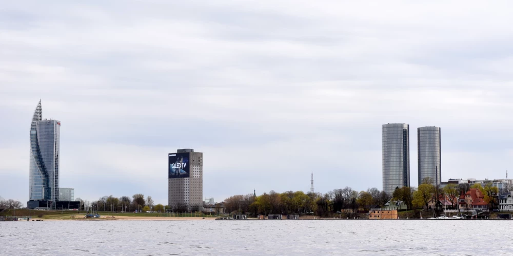 Daugavas kreisā krasta augstceltnes - "Z-torņi", Preses nams un "Saules akmens".
