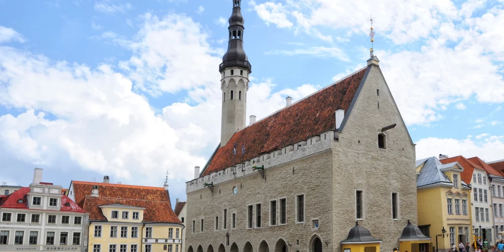 Igaunijas galvaspilsētas Tallinas Rātsnams un Rātslaukums.