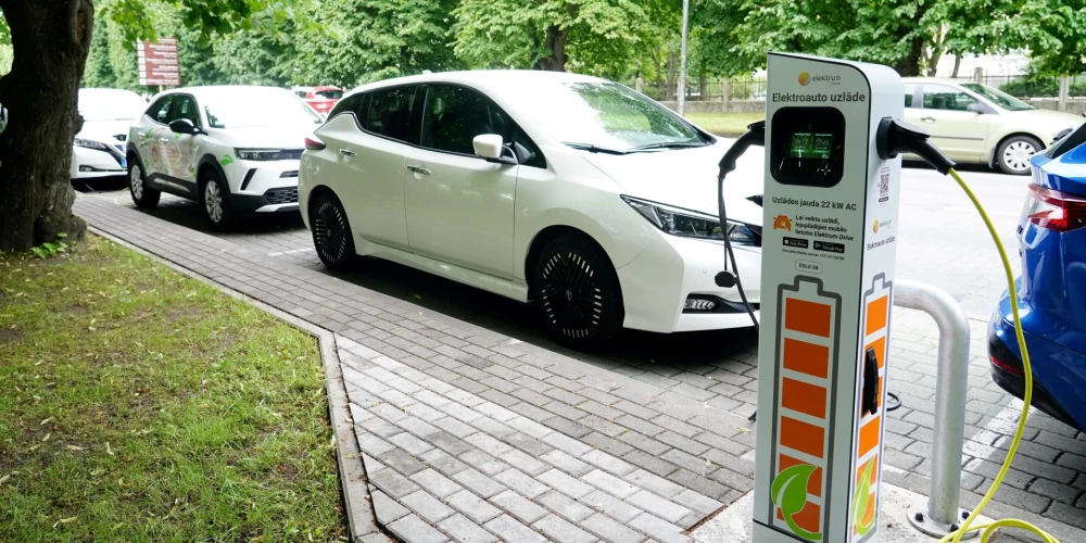 Koncertzāles "Latvija" terasē atklāj pirmās ar Eiropas Savienības Atveseļošanas fonda līdzfinansējumu izbūvētās elektroauto uzlādes stacijas pie koncertzāles "Latvija" Ventspilī.