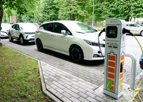 Koncertzāles "Latvija" terasē atklāj pirmās ar Eiropas Savienības Atveseļošanas fonda līdzfinansējumu izbūvētās elektroauto uzlādes stacijas pie koncertzāles "Latvija" Ventspilī.