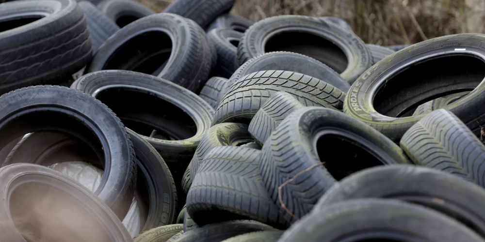 В Латвии запрещено ездить на шипованной резине с 1 мая по 30 сентября.