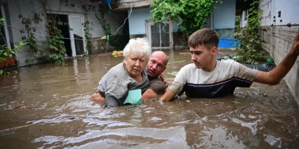 Тысячи людей вынуждены эвакуироваться из своих домов.