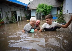 Тысячи людей вынуждены эвакуироваться из своих домов.