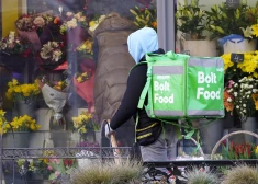 "Bolt Food" kurjers pie ziedu veikala Krišjāņa Barona ielā.