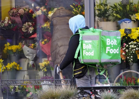 "Bolt Food" kurjers pie ziedu veikala Krišjāņa Barona ielā.