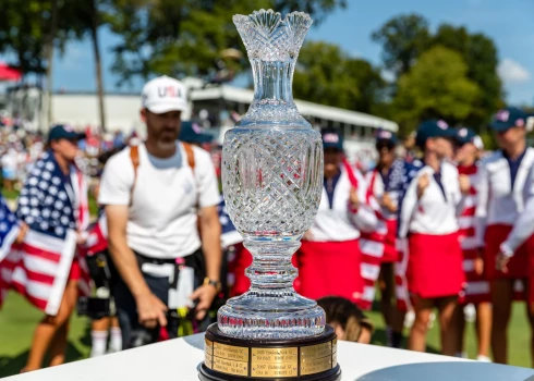 Golfa nūju ražotāja Karstena Sūlheima vārdā nosauktā trofeja, kuru izdevies atgūt ASV golferēm.