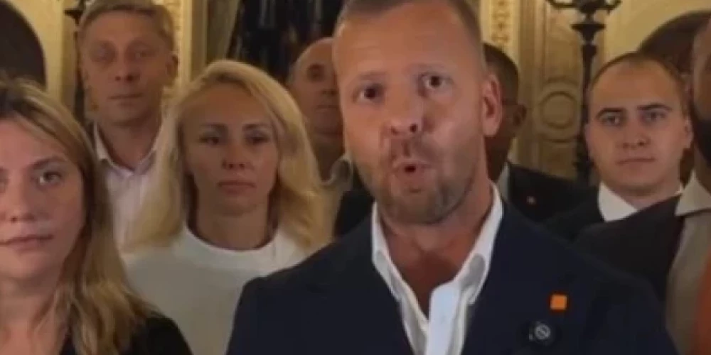 "Мы выступаем против любых проверок на знание языка", - заявляет Алексей Росликов.