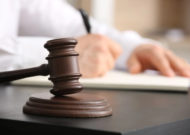 Latvijas Zvērinātu advokātu padome atstādinājusi četrus advokātus par iespējamiem pārkāpumiem